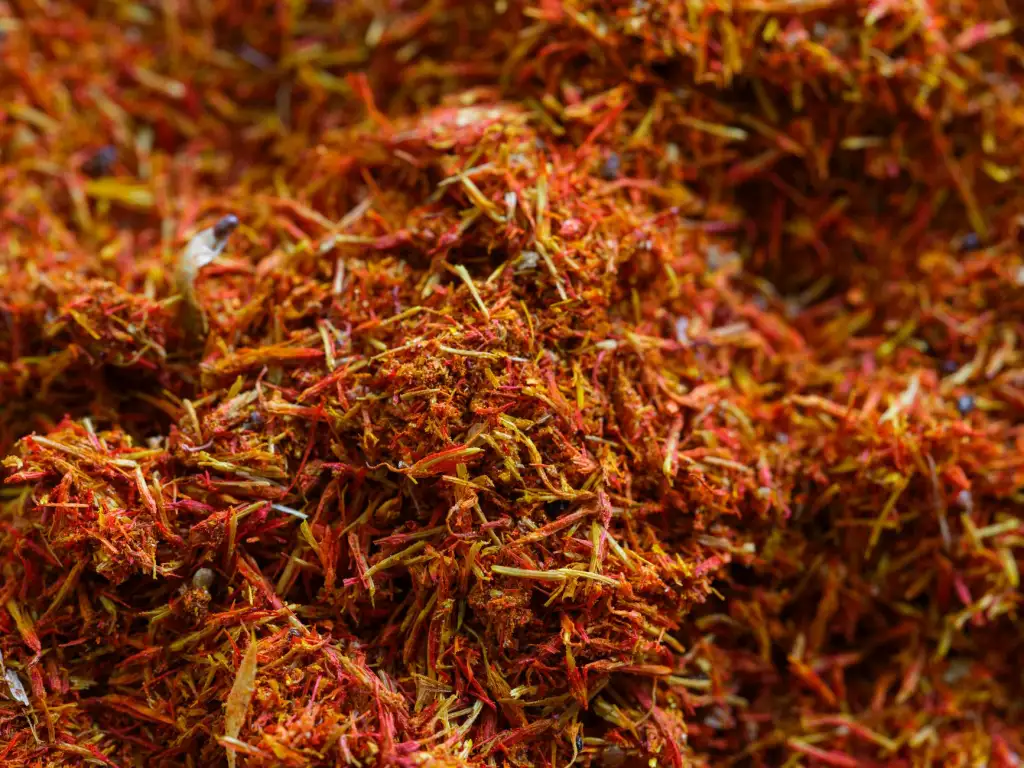 腊味加工工艺解析：传统烟熏与现代风干技术对香肠腊肉风味的影响