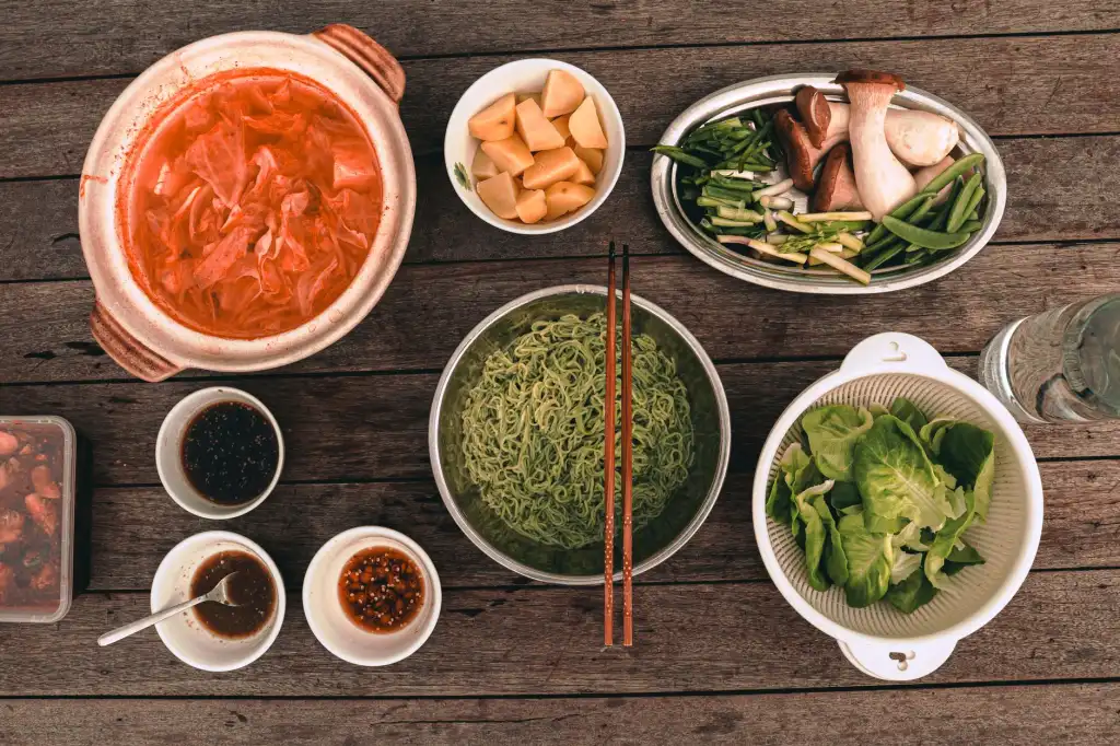 香肠腊肉风味差异对比：土特产加工中的选材与调味技术