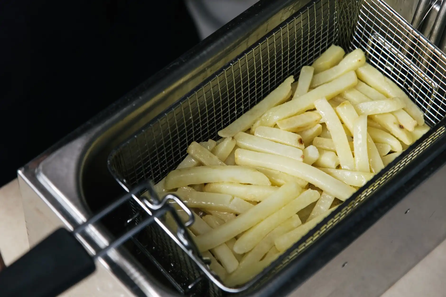香肠腊肉选购指南：区分传统土特产与工业化产品的关键指标