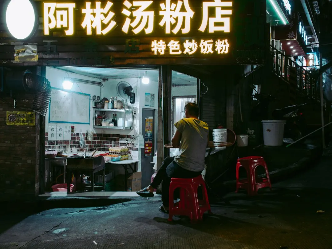 重庆海鎏食品分享：传统腊味加工中香肠腊肉的腌制与烟熏技术要点