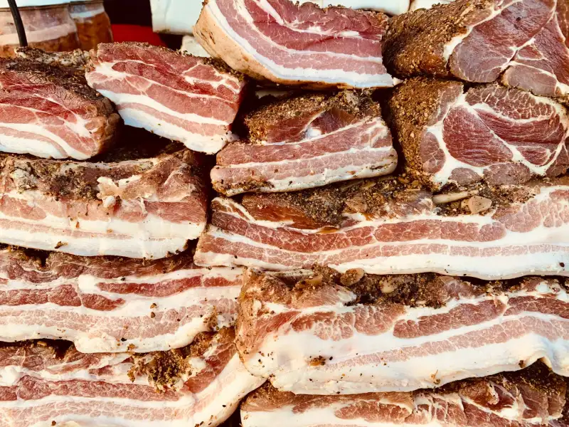 重庆海鎏食品分享：传统腊味加工中香肠腊肉的选料与腌制工艺解析正文配图 1